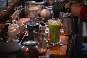 Drink green tea in the glass On the table ready
