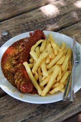 Currywurst mit Pommes
