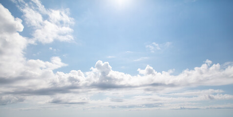 Obraz premium Clouds in the blue sky during the day.