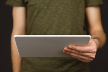 Mann hält Tablet in der Hand