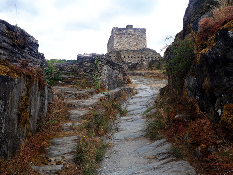 Die Schmidtburg bei Bundenbach im Hunsr&uuml;ck auf der Traumschleife Hahnenbachtaltour des Saar-Hunsr&uuml;ck-Steig