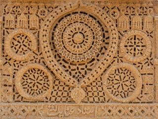 Obraz premium Detail of beautiful jewellery carving on sandstone cenotaph of a female grave at Chaukhandi necropolis cemetery near Karachi, Sindh, Pakistan