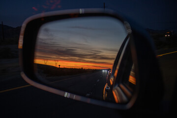 鏡に映る夕焼け空