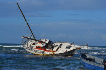 Obraz premium Damaged yacht after the storm