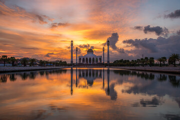 Naklejka premium Landscape of beautiful sunset sky at Central Mosque, Songkhla province, Thailand