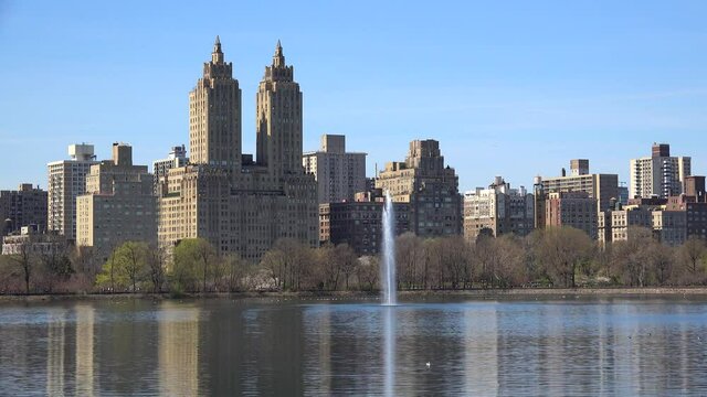 Jacqueline Kennedy Onassis Reservoir with the Central Park West skyline. NYC, USA