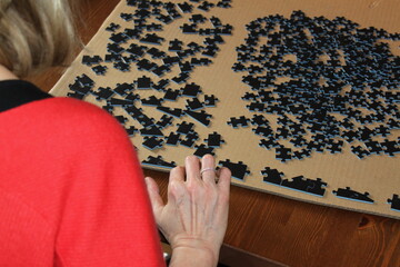 Frau beim Zusammensetzen eines Puzzle
