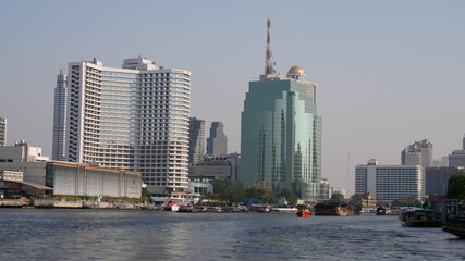Obraz premium Cityscape of Bangkok with tourist boat on Chao Phraya River, Bangkok, Thailand