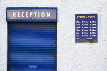 Obraz premium Opening hours shop sign Monday to Friday daytime closed Sunday