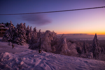 Obraz premium sunrise on a ski slope in the snowy mountains
