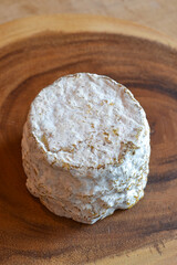カビに覆われて熟成したチーズ、シェーブル