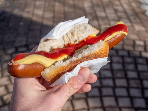Bockwurst im Br&ouml;tchen mit Senf und Ketchup