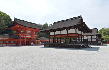 Naklejka premium 下鴨神社 舞殿と楼門 京都市