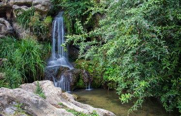La petit chute d'eau du parc montsouris à Paris