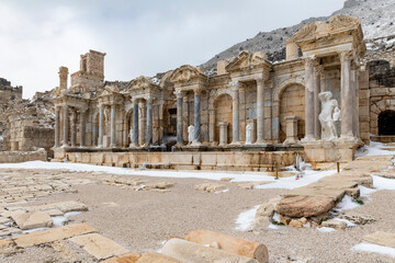 Obraz premium Welcome to Sagalassos. Isparta, Turkey.To visit the sprawling ruins of Sagalassos, high amid the jagged peaks of Akdag, is to approach myth: the ancient ruined city set in stark.
