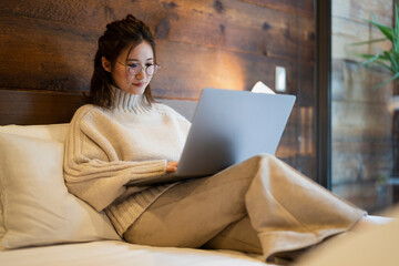 リモートワークをする女性