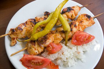 Pinchos de pollo y pimientas en un restaurante turco