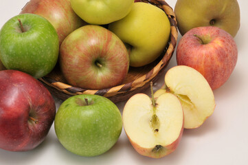 Manzanas sobre una mesa