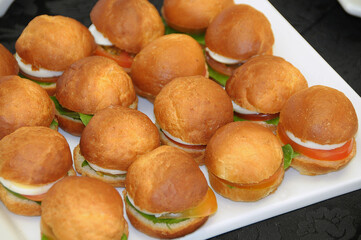 Bandeja con mini hamburguesas en una fiesta