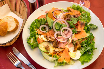 Plato de ensalada en un restaurante