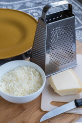 Rallador y queso parmesano rallado
