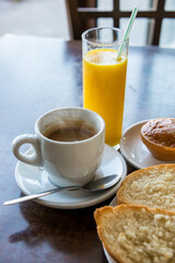 Desayuno con café y zumo de naranja