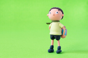 粘土のプレゼントを持つ男の子