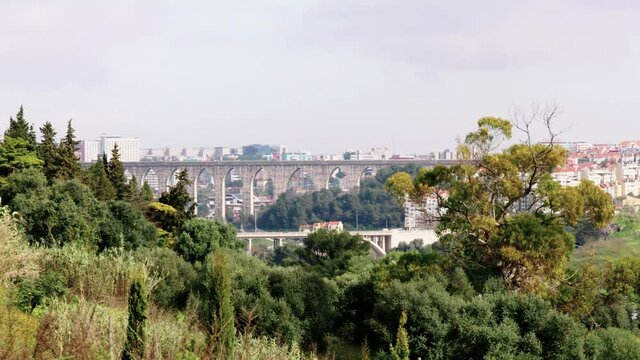 Vista aqueduto das &aacute;guas livres Lisboa e Viaduto Duarte Pacheco visto do Alvito