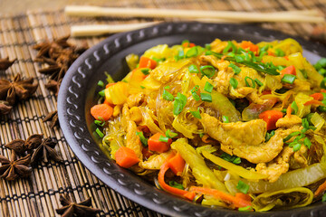Fried soy noodles with chicken