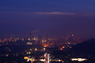 Fototapeta na wymiar 煙に包まれる街の夜景