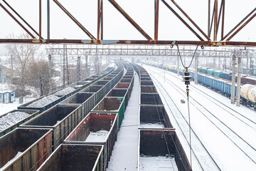 Fototapeta premium Empty cars go into the distance.
