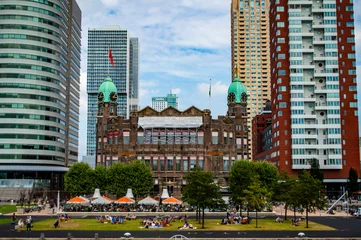 Crédence de cuisine en verre imprimé Rotterdam Rotterdam, Netherlands - August 4, 2019: Hotel New York in Rotterdam, the Netherlands, based in the former office building of the Holland America Lines.