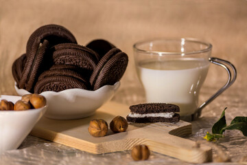 merenda con latte e biscotto