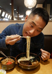 ラーメンを食べる男性
