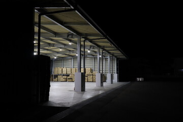 夜の倉庫