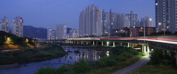 The night view of Anyang River is beautiful.