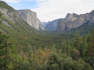 Fototapeta premium the Tunnel View in the Yosemite National Park, left: El Capitan, centre: Half Dome, right: Bridalveil Fall, in California in the month of November, USA