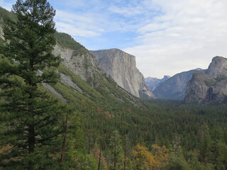 Obraz premium the Tunnel View in the Yosemite National Park, left: El Capitan, centre: Half Dome, right: Bridalveil Fall, in California in the month of November, USA