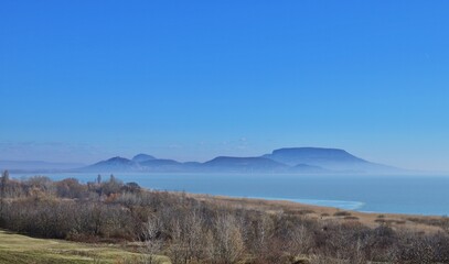 Obraz premium Blick an Burg Szigliget und Plattensee von Balatongyörök