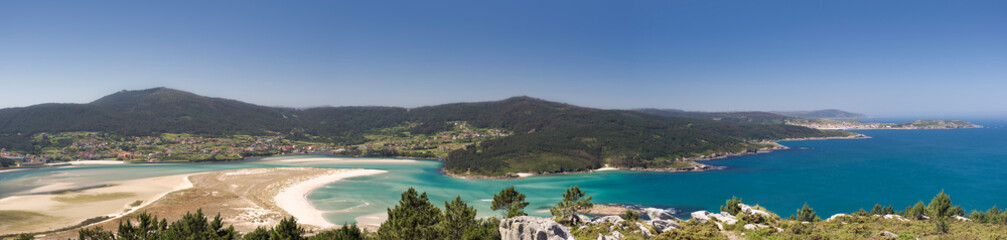 Fototapeta na wymiar panorama ponteceso lake and mountains