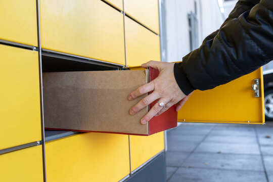 Packstation | Paket an Packstation abholen oder aufgeben