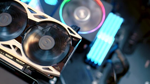Leistungsstarker Luftgek&uuml;hlter PC berechnet mit CPU Prozessor und GPU Grafikkarte Bitcoin