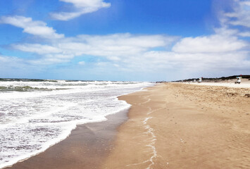 Vista en fuga de la costa en una playa en el mar argentino