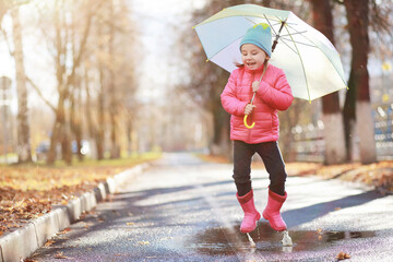 Children walk in the autumn park