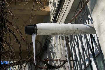 Problem of air conditioning ventilation in winter, icing of outlet pipe. Ventilation pipe covered...