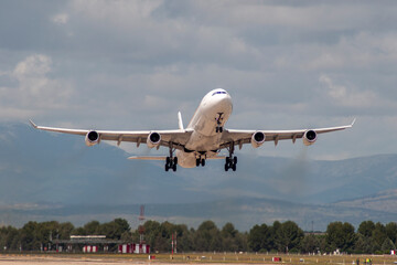 Fototapeta na wymiar Avión de línea A340 cuatrimotorr despegando de Madrid Barajas