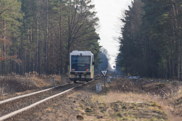 Szynobus jadący po torach kolejowych. © boguslavus