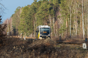 Szynobus jadący po torach kolejowych. © boguslavus