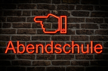 Fototapeta premium Leuchtreklame Abendschule