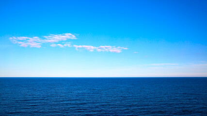 Obraz premium Panoramic seascape with sea horizon and blue sky